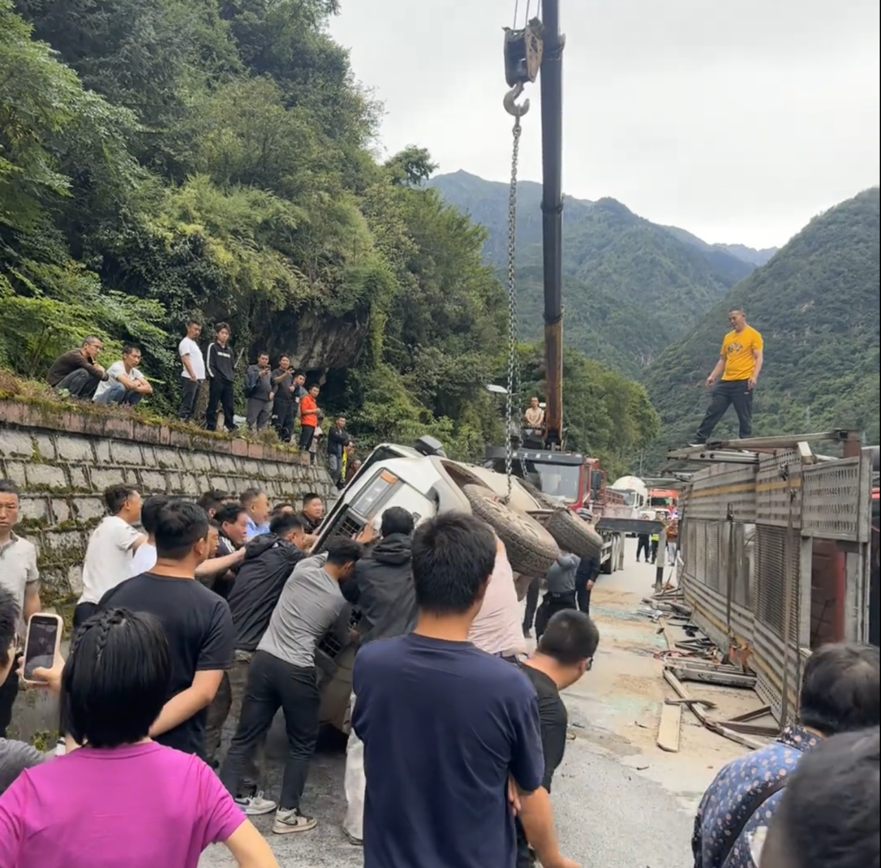 西安翻新事故丰田霸道车