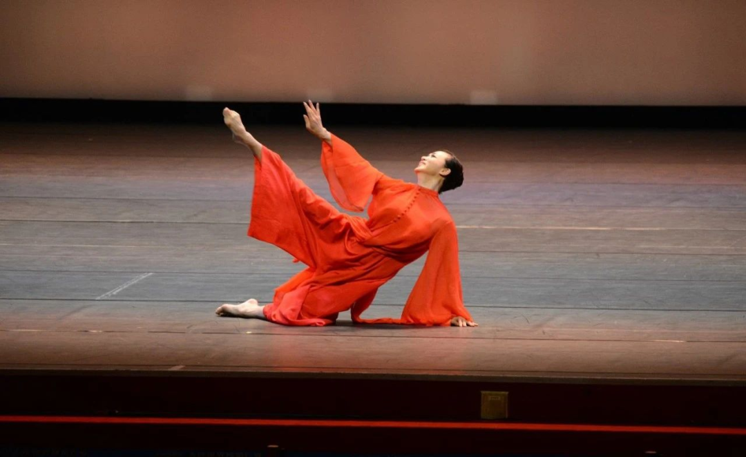 金星28岁变性,两度离婚领养3个孩子,网友:仍是娱乐圈传奇