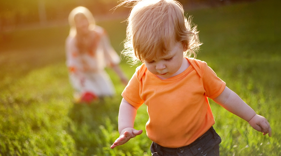 别牵着宝宝的手学走路，累人还伤娃！正确的学走路方式是这样