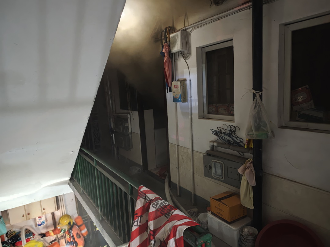 ▲ 事故现场一片狼藉，楼道里也有烟熏痕迹