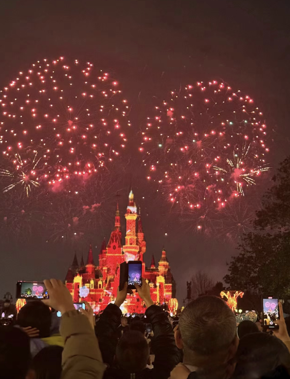 上海迪士尼春节限定灯光秀↓上海景区实时客流数据显示,年初,初三两天