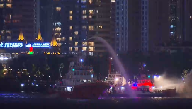 上海黄浦江上一载有11人的游艇起火!市民听到爆炸声,浓烟滚滚中紧急救援(视频/组图) - 5