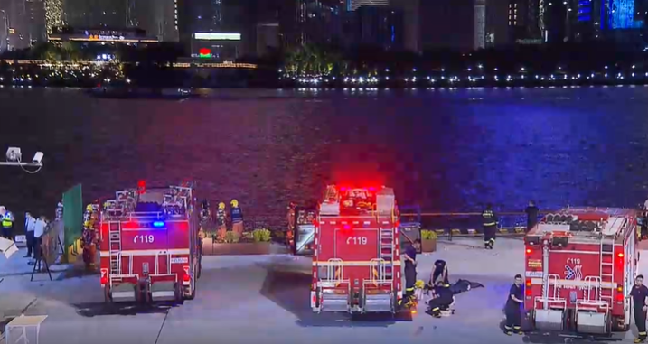 上海黄浦江上一载有11人的游艇起火！市民听到爆炸声，浓烟滚滚中紧急救援（视频/组图） - 9