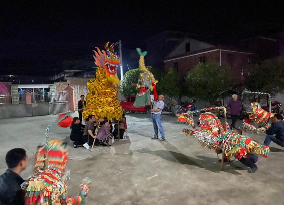 安福钱山螯龙规模大,除龙灯外还有同龙灯对耍的鳌龙灯(也叫蛟龙灯)