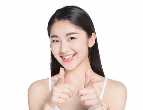 中医专家：6味中药泡水喝，补气血，白发没了，发量多了，显年轻