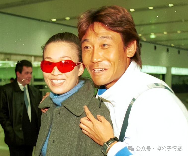 回国后,凭借敏锐的眼光,在北京工体附近开了家名为"vics"的酒吧.