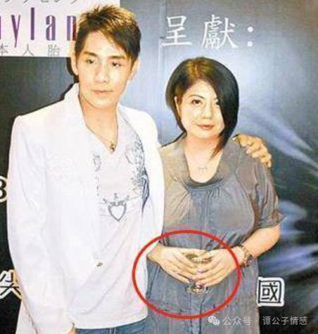 不仅是林楚麒,那些深爱着黄家驹的歌迷,也时常去墓前看望他,给他打扫