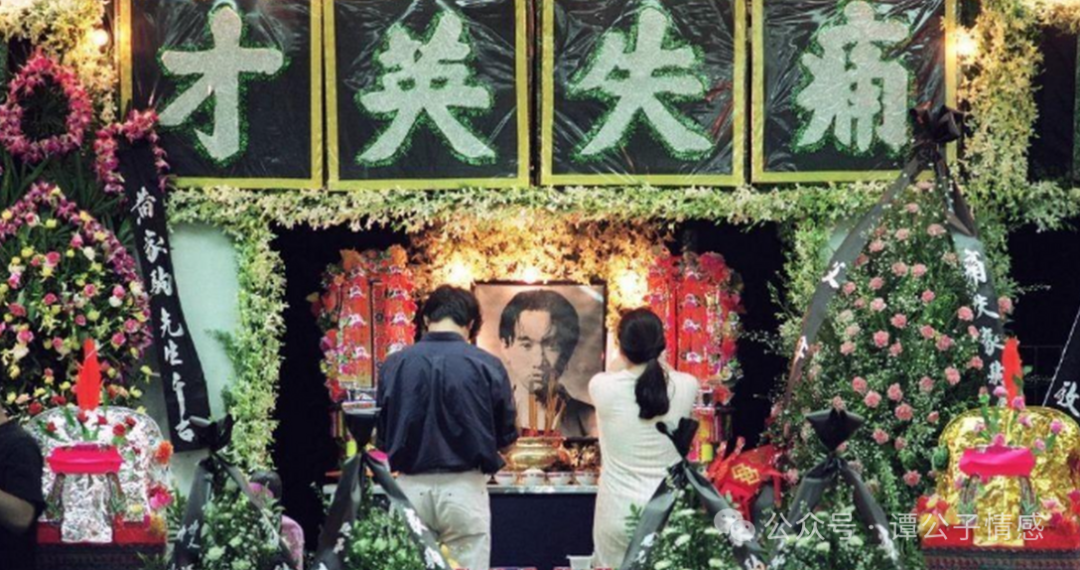 31年前他意外坠亡,痴情前女友终身未嫁,今墓碑遭人涂污砸碎遗像