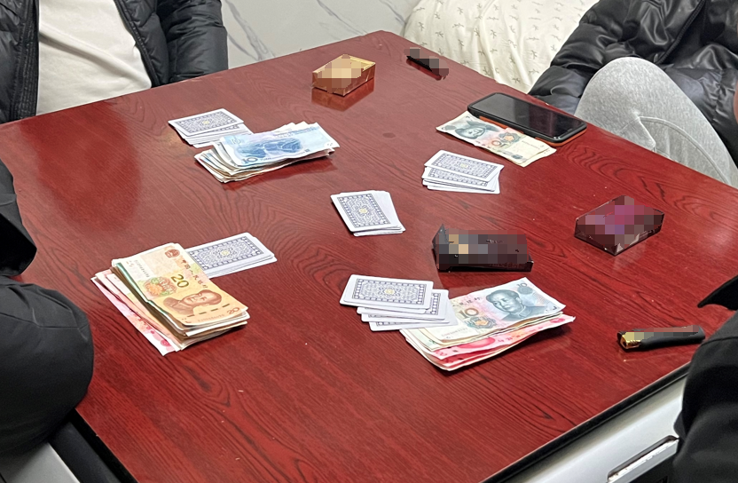 4名男子宾馆内比鸡赌博被含山民警抓个正着