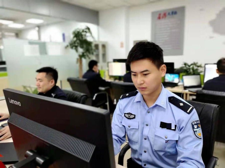 朱胜斌,男,2018年浙江警察学院毕业,高大帅气,青春阳光,是一个标准的