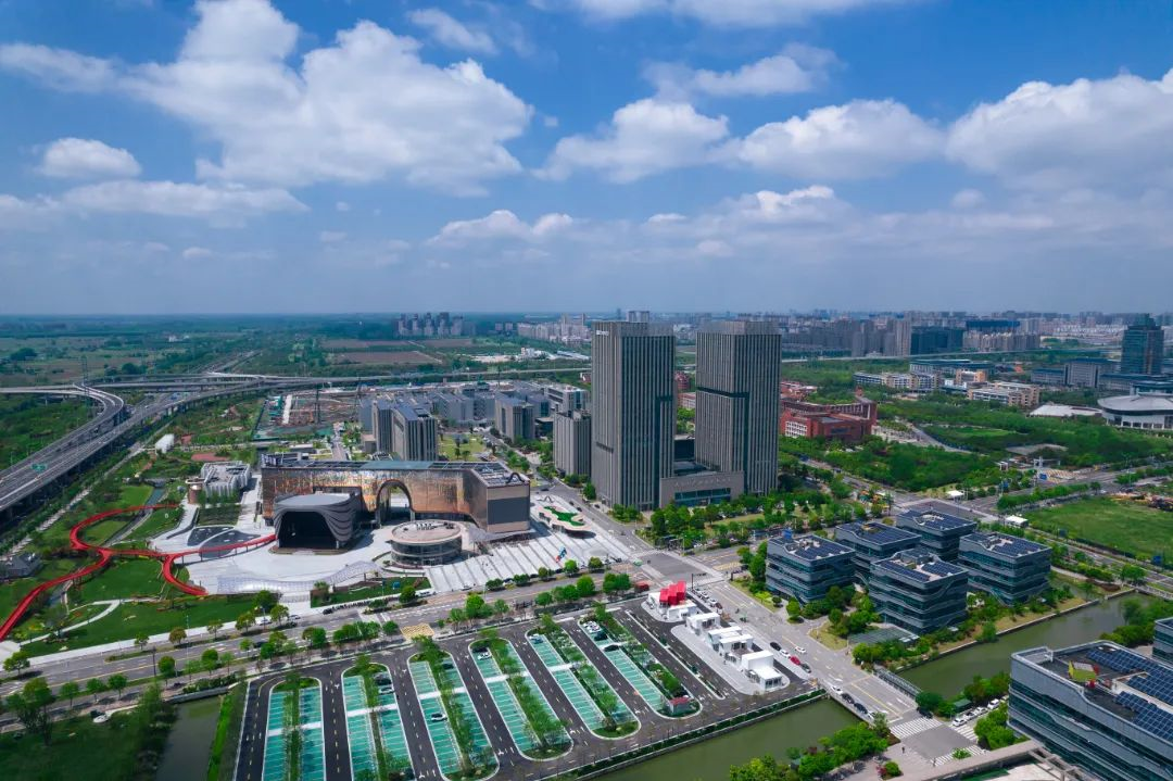 贯彻落实市委八届四次全会精神访谈盐南高新区逐绿前行勇碳新路