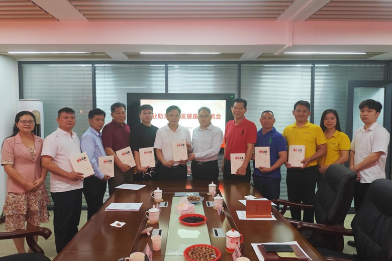 钟韶彬向与会企业代表赠予《媒体记录》图书