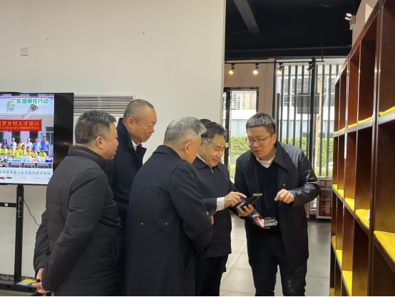 钟韶彬现场体验扫码线上下单农产品