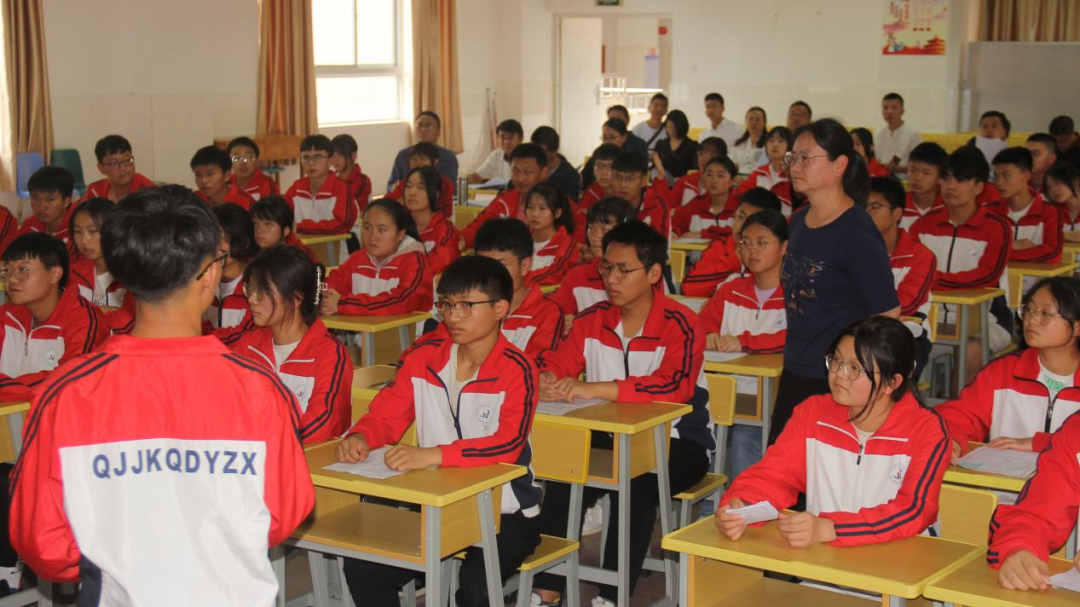 曲靖市第二中学经开区校区第一届主题班会竞赛