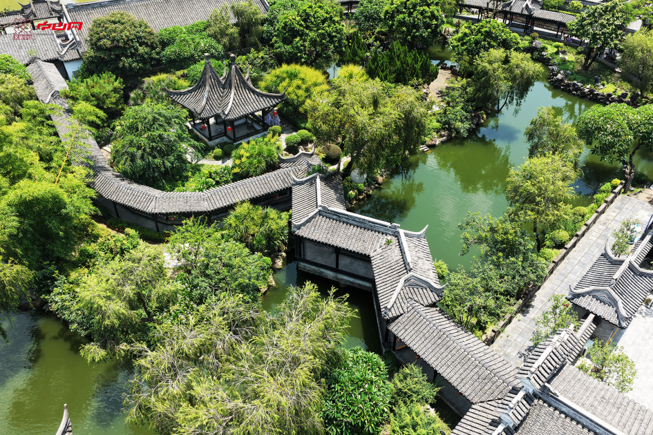 　　国家4A级旅游景区、岭南地区最大的古典私家园林，汲取苏州园林艺术精髓，构筑“一山一水一庭院”的诗画意境。詹园以“孝”为文化根基，打造沉浸式传统文化空间，开发主题研学课程近百项。