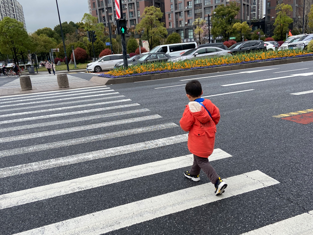 萧山街头4岁小男孩独自在马路上行走幸好遇见了他