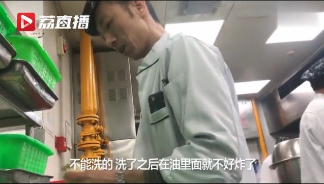 蔬菜不洗 食品过期 员工踩着案板走!中国知名餐厅被曝卫生令人作呕!美国也好不到哪里去!（组图） - 2