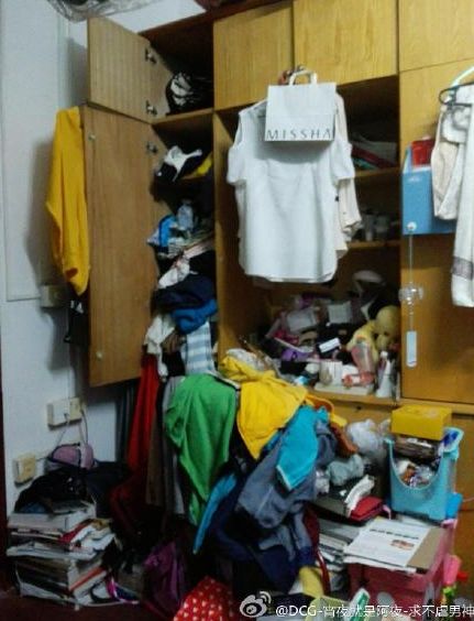 小伙跟漂亮女友回家一进门崩溃了:卧室如此邋遢