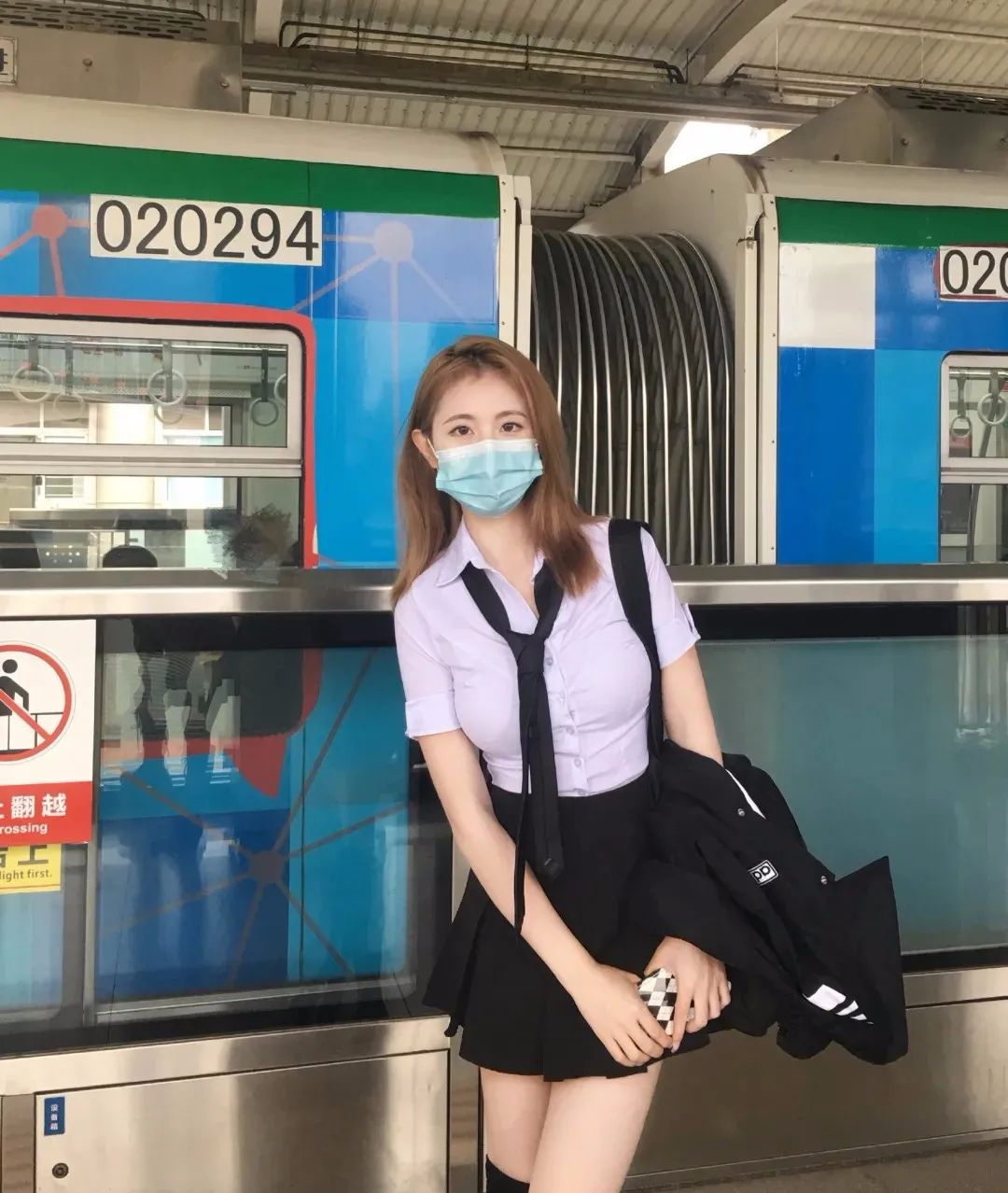 最近超火的地铁口罩妹!_影视聚合站
