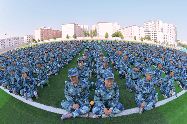军事训练内蒙古师范大学附属中学(网络配图 侵删)师大附中关爱学生