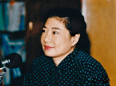 "侠女"郑佩佩:巅峰期为爱息影,怀孕8次为求子,如今伤痛缠身