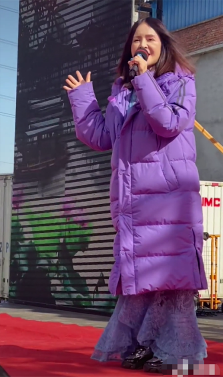 歌手高胜美太落魄了,52岁还去农村商演,却穿一身白裙装清纯!-微信头条网 歌手高胜美太落魄了,52岁还去农村商演,却穿一身白裙装清纯!