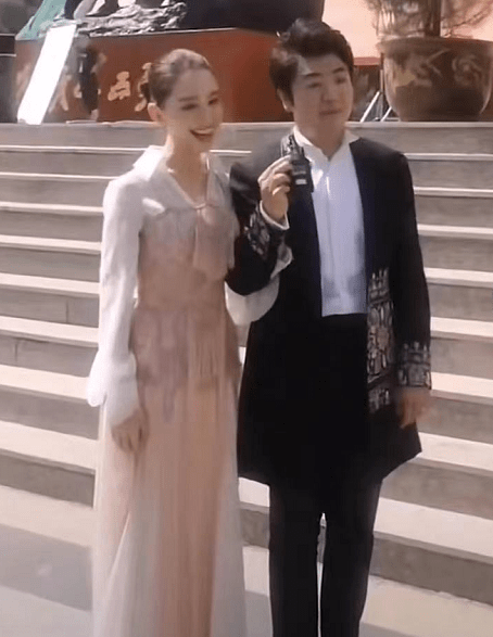 郎朗带老婆私下聚会,跟久石热情合影,他俩根本就不是一个级别!-微信头条网 郎朗带老婆私下聚会,跟久石热情合影,他俩根本就不是一个级别!