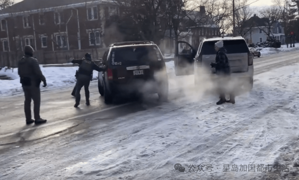 当地1月7日，移民及海关执法局（ICE）执法人员在明尼阿波利斯市街头截查一辆黑色七人车期间，连开多枪击毙女司机。
