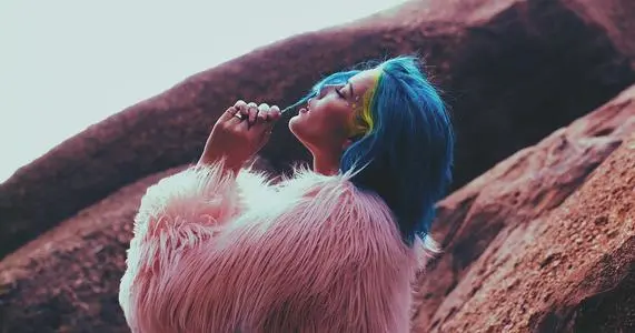 【女性】21岁在舞台上流产，23岁一曲成名获格莱美，网友：酷女孩永不认输！（组图） - 21