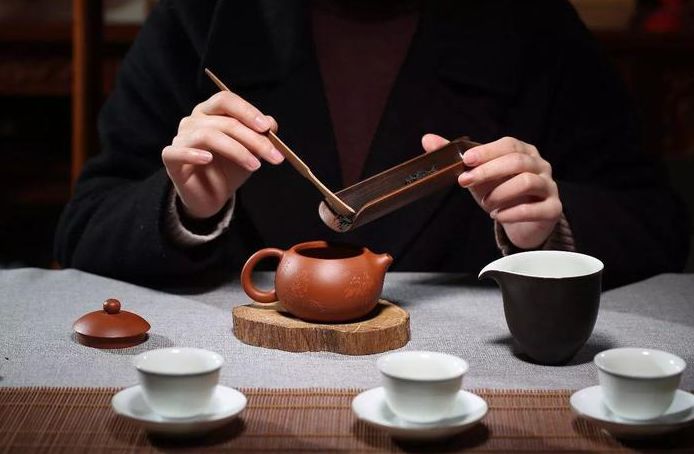 喝茶的人，人群中一眼很容易就看得出！