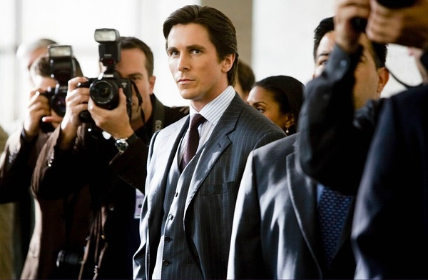 基调,融入宽条纹,戗驳领,宽垫肩等设计元素,整体剪裁宽松,彰显出power