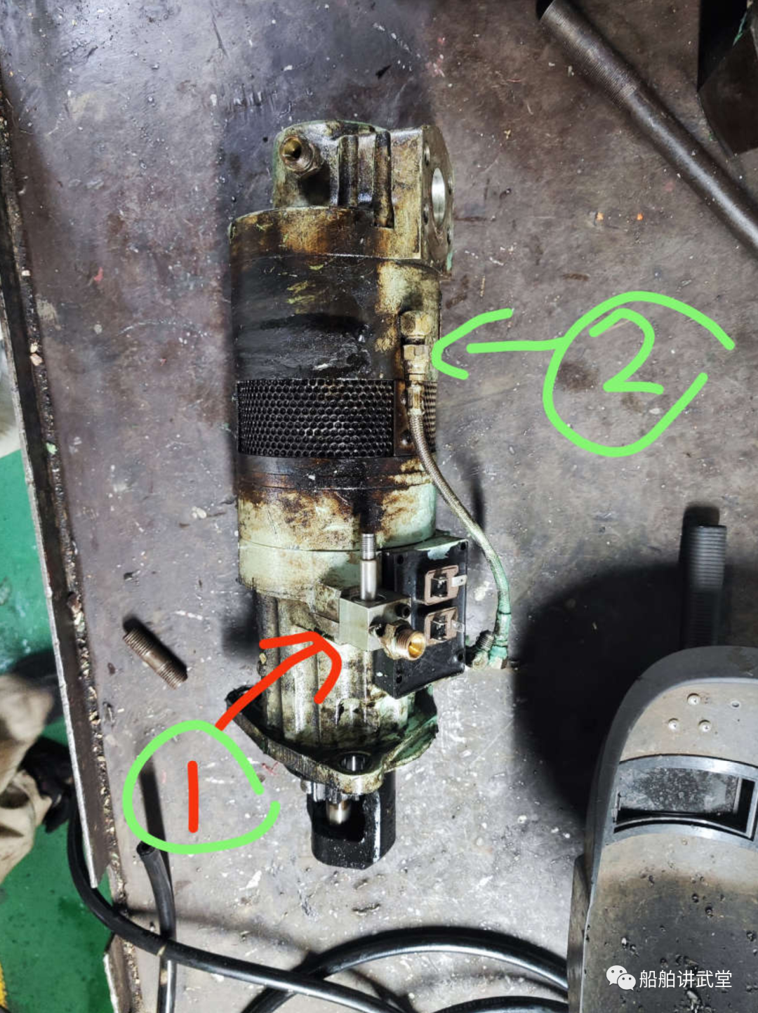 引水登輪離港...YANMAR副機啟動不來車...著急...老軌急中生智發現貓膩......