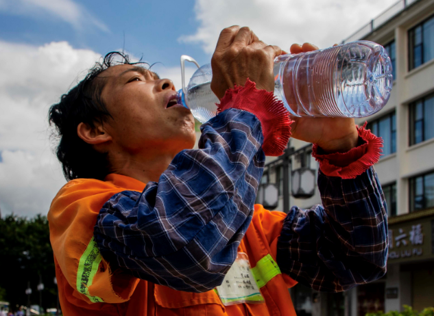 高温橙色预警下的肇庆街头他们的汗水被蒸发了好多回