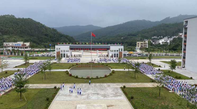 以"广筑中国梦,信守祖国心"今天广信中学举行进一步丰富爱国主义常态