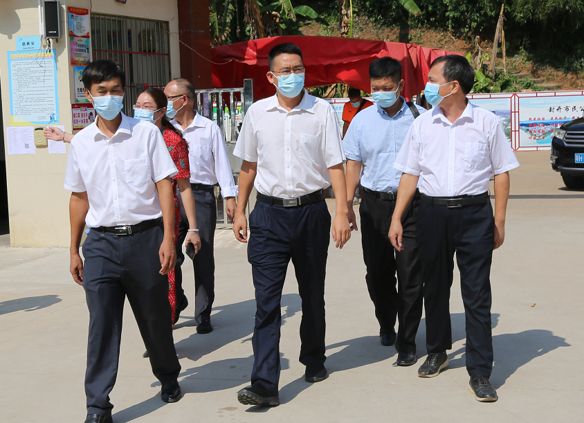 县领导到封川中学走访慰问教师代表向辛勤园丁送上节日问候