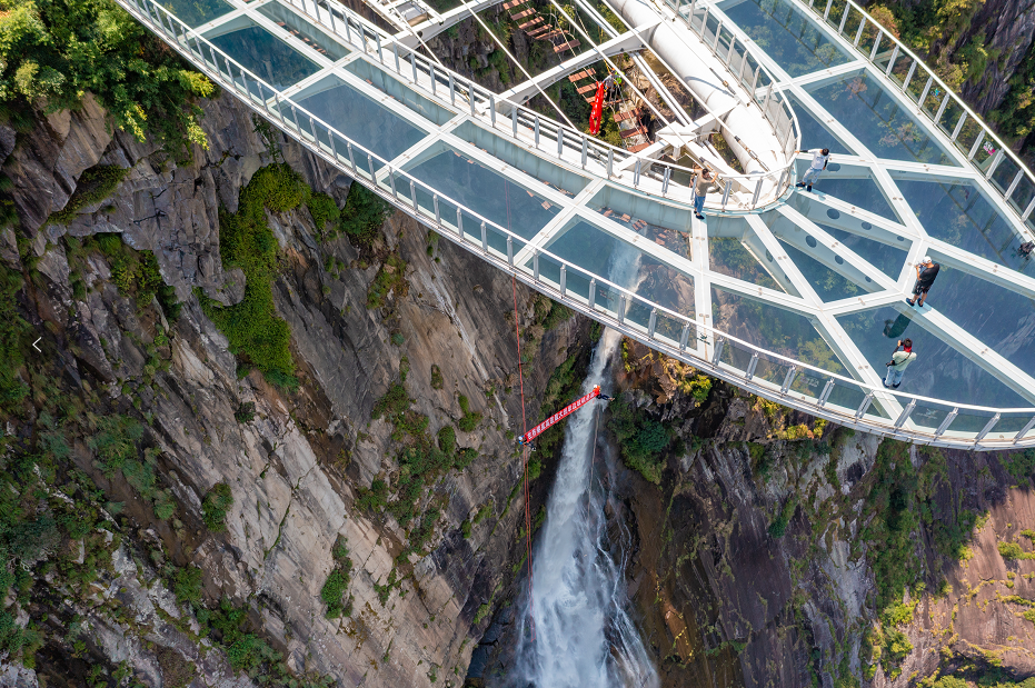 天空之心晃桥速降表演,并拉开"世界垂直高差最大的单边玻璃悬廊"横幅