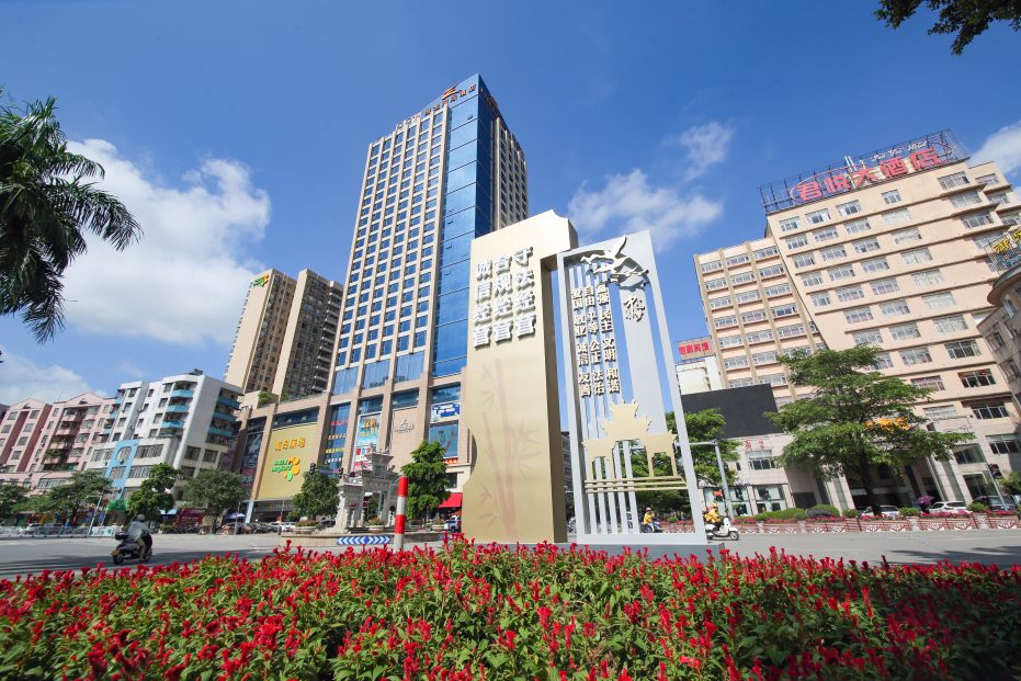 在德庆大道君悦路口设置街头小景.