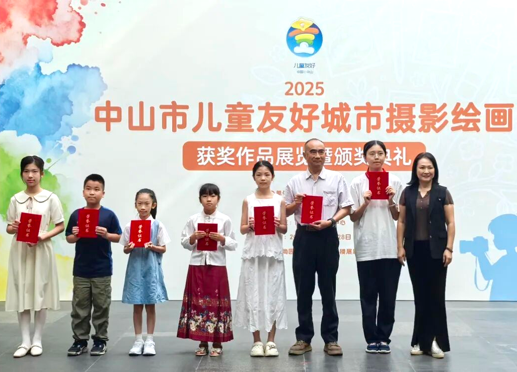 市妇联党组成员 、副主席夏晓霞为一等奖获奖作者颁奖.jpg