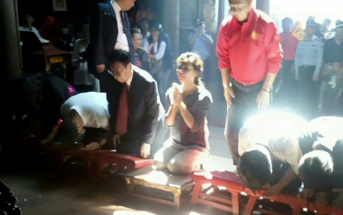 现在的网红蹭热度,都已经蹭到神明身上了吗?