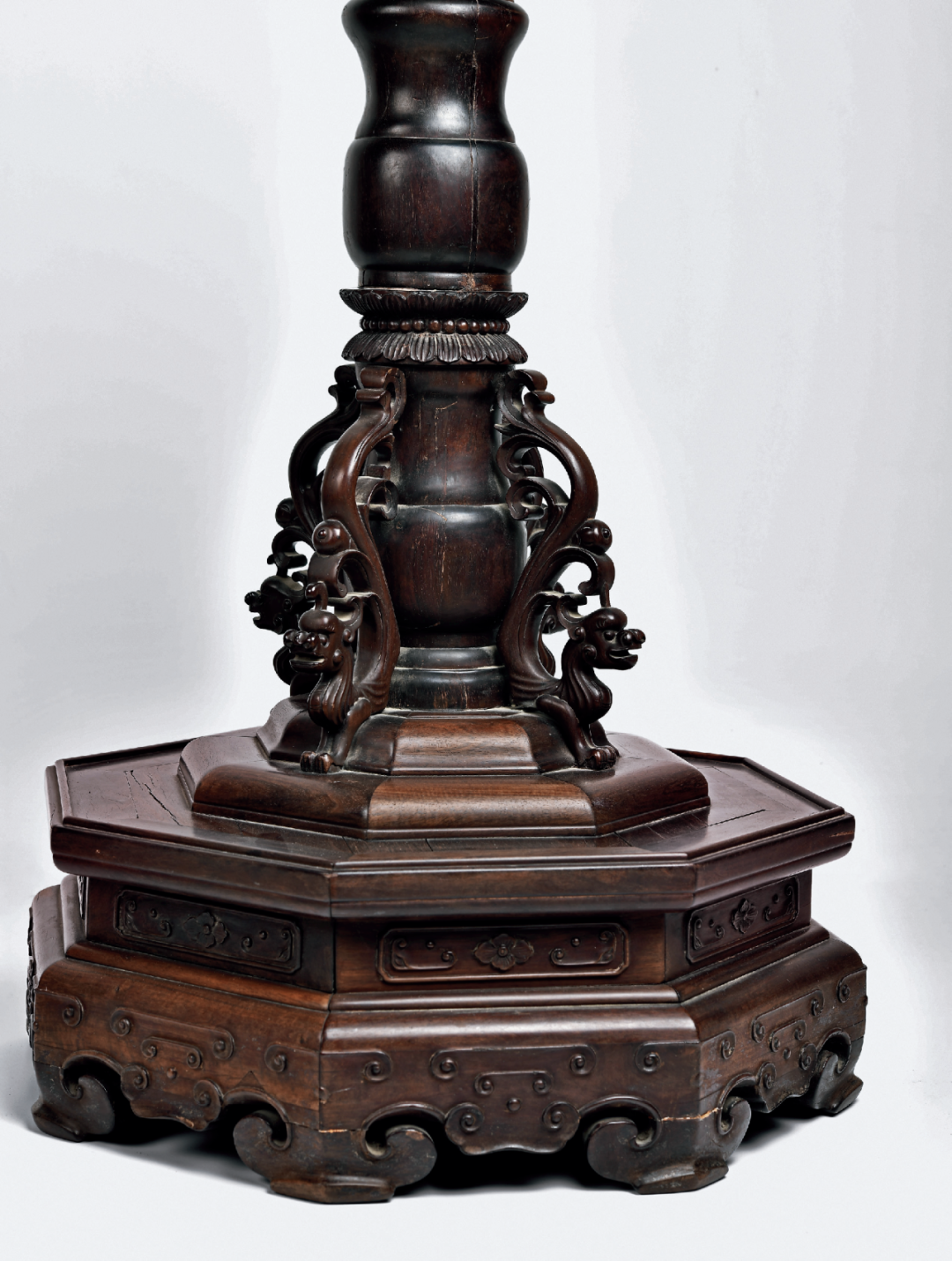 1346圆转桌是源自清代宫廷的一种家具,出现在清雍正时期,在清代基本为