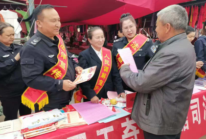 库车市：冬季反诈宣传进集市 筑牢群众财产安全防线图片1.png
