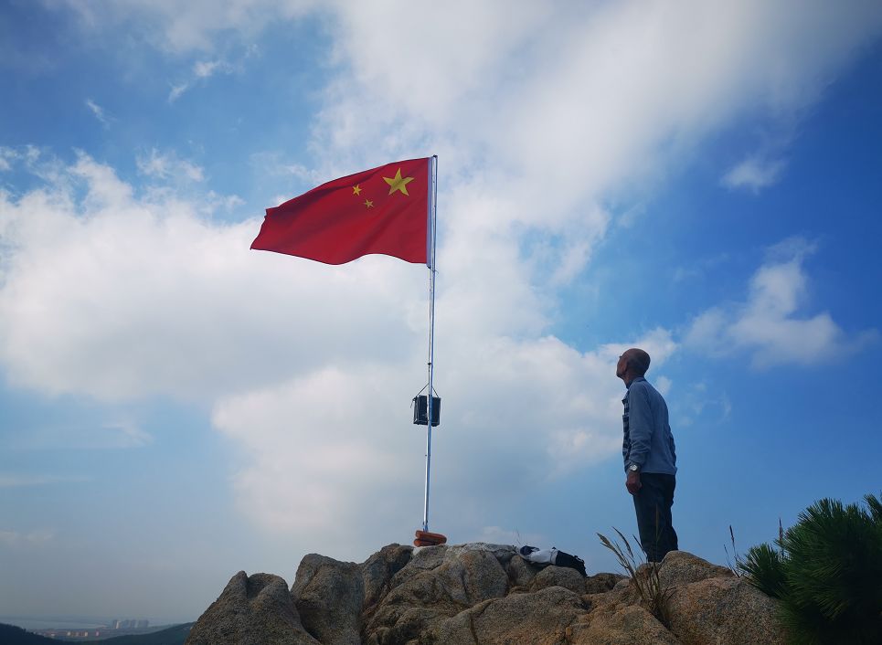 一个人的升旗仪式威海81岁国旗手的坚守