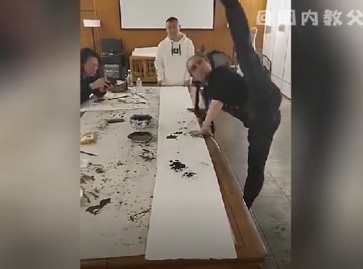 怎么有情侣去酒吧带这种东西啊?别人喝酒,他俩备孕?-微信头条网 怎么有情侣去酒吧带这种东西啊?别人喝酒,他俩备孕?