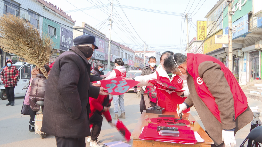 嘉祥县黄垓镇乡村大集好热闹巧写春联送祝福