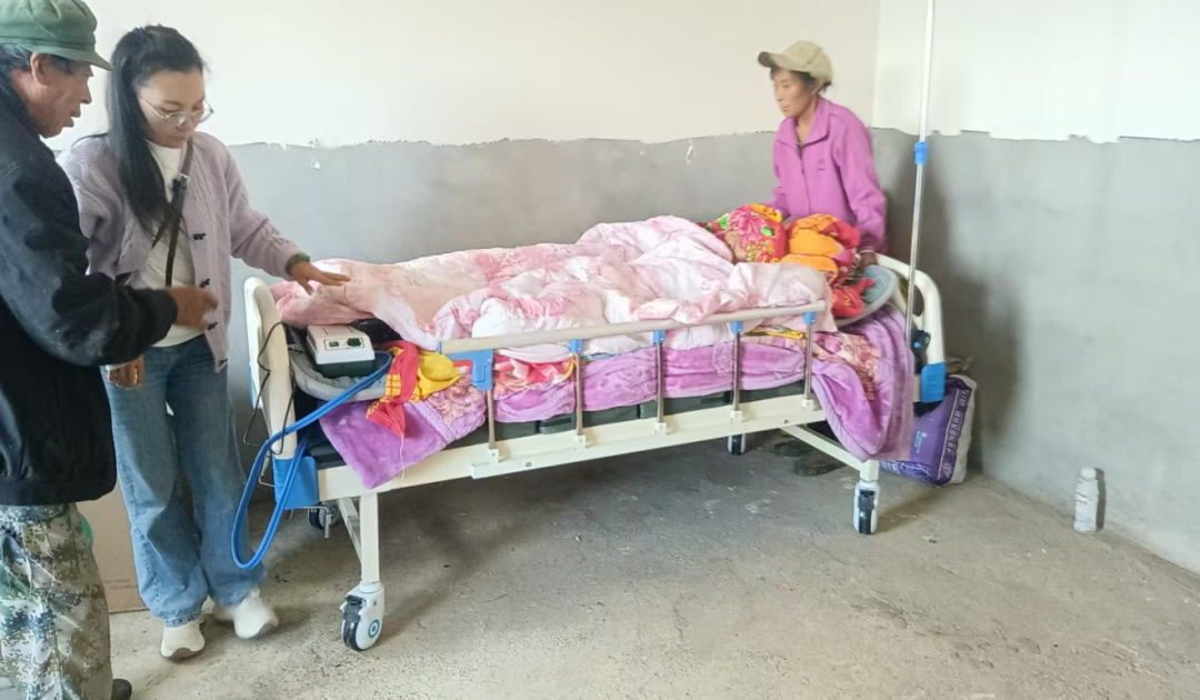 护理床怎么安装步骤图【我为群众办实事】排路坝村：免费安装“暖心护理床” 解高龄老人照护难题_https://www.jmylbn.com_新闻资讯_第13张