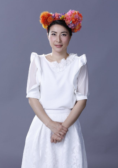 郭晶晶扮夸张头饰,亲民代言公益广告,一点豪门媳妇架子都没有-微信头条网 郭晶晶扮夸张头饰,亲民代言公益广告,一点豪门媳妇架子都没有