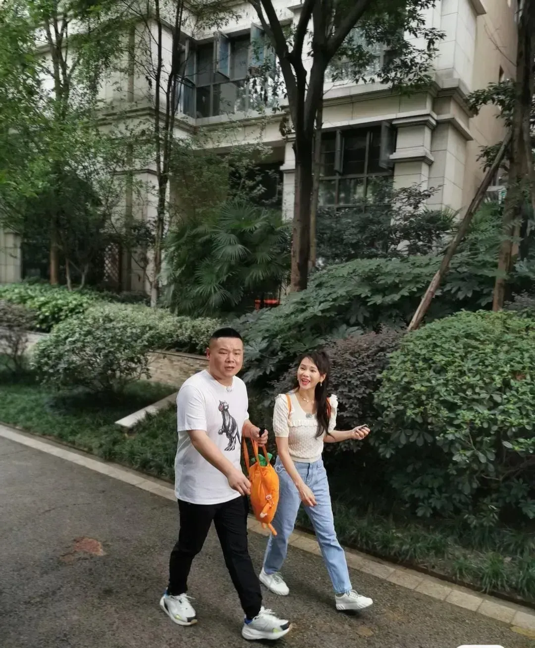 扮嫩要选好衬托对象!52岁的伊能静和岳云鹏在一起,完全就是少女-微信头条网 扮嫩要选好衬托对象!52岁的伊能静和岳云鹏在一起,完全就是少女