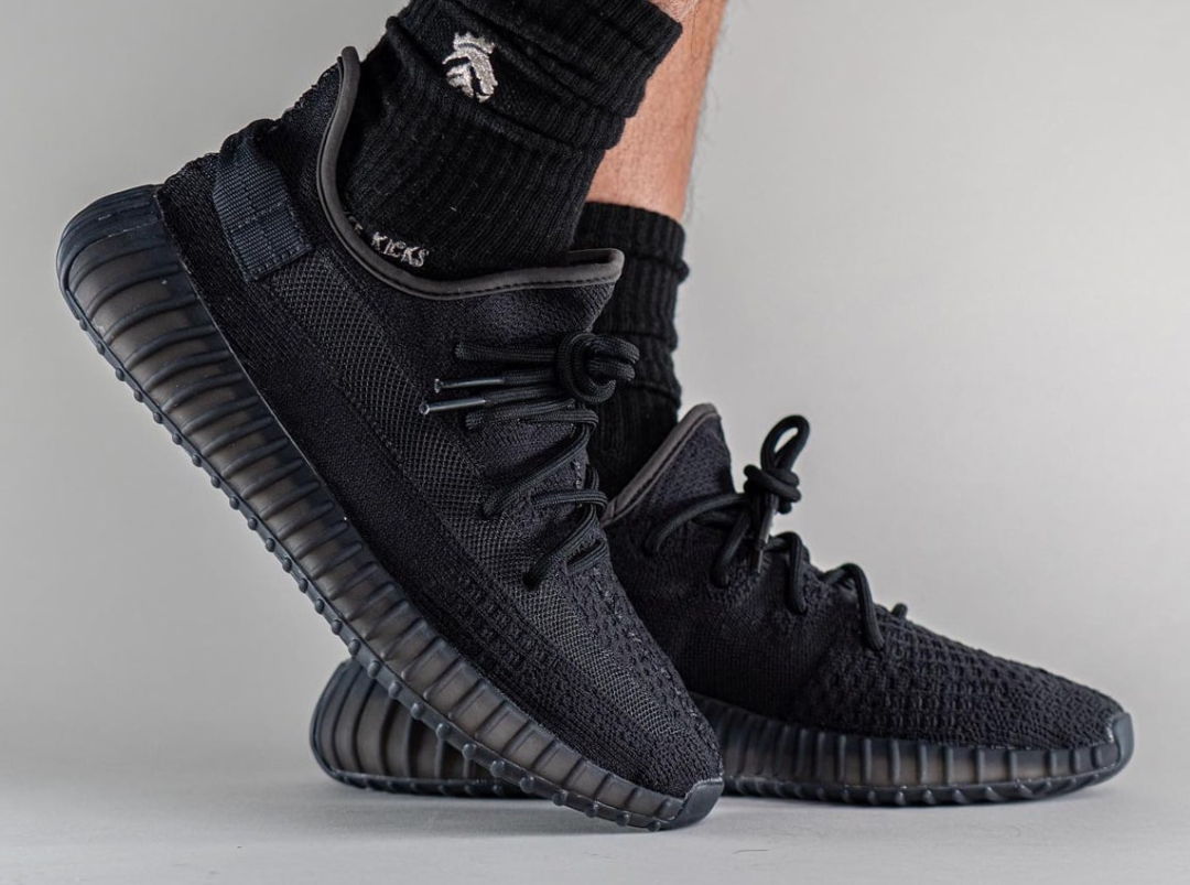 yeezy 350"黑武士"新款提前上脚曝光了,下月将限量发售! - nft