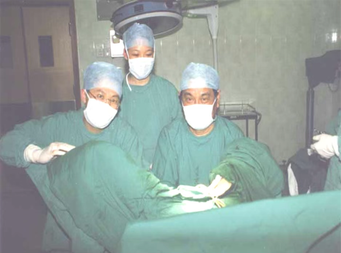 梅骅（右）在手术中。