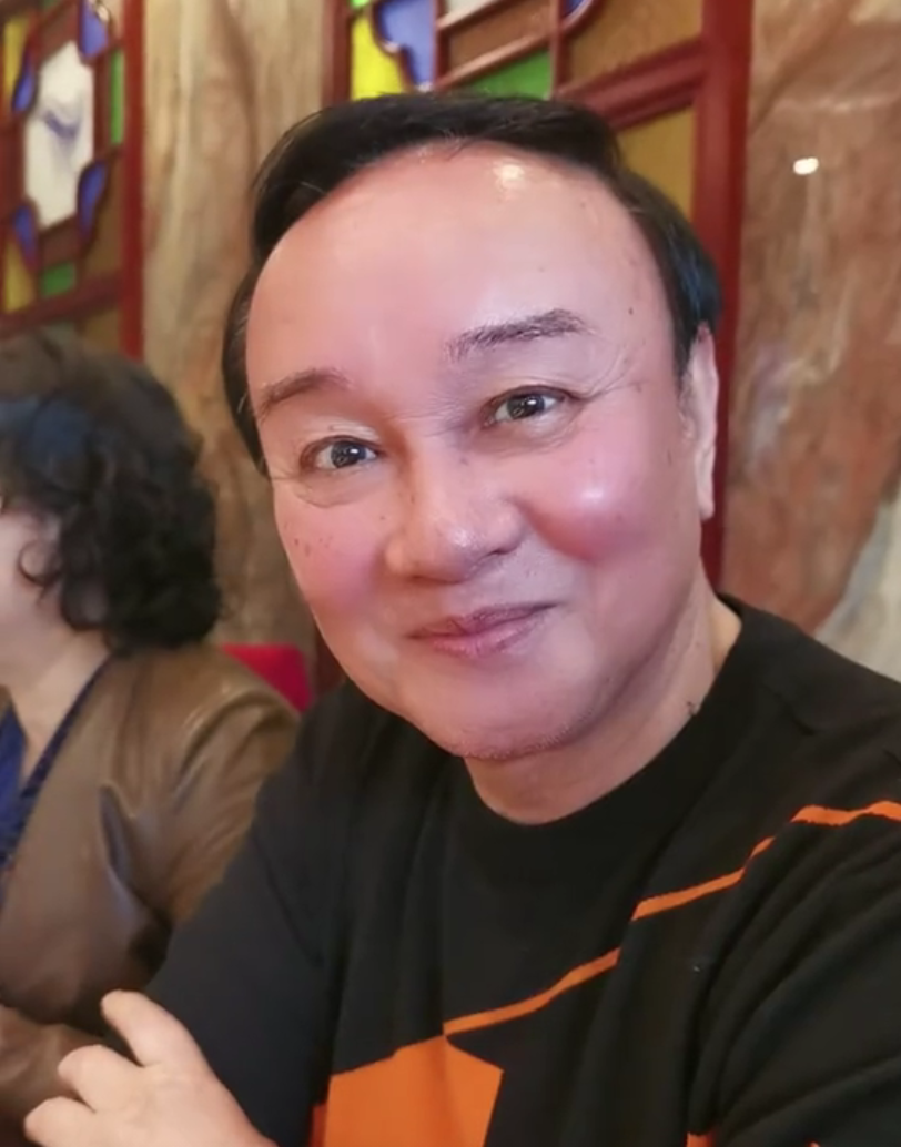 77岁"太子炳"近况,面色红润老当益壮,现实女儿比阿香美